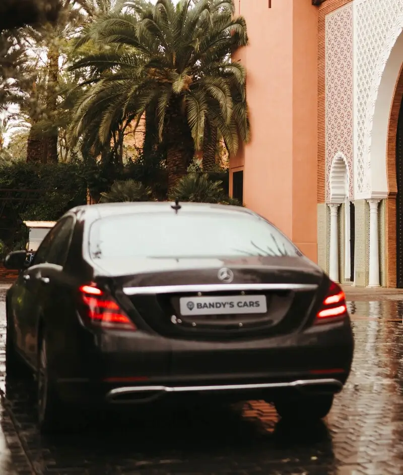 سيارة مرسيدس من Bandy's Cars أمام رياض في مراكش